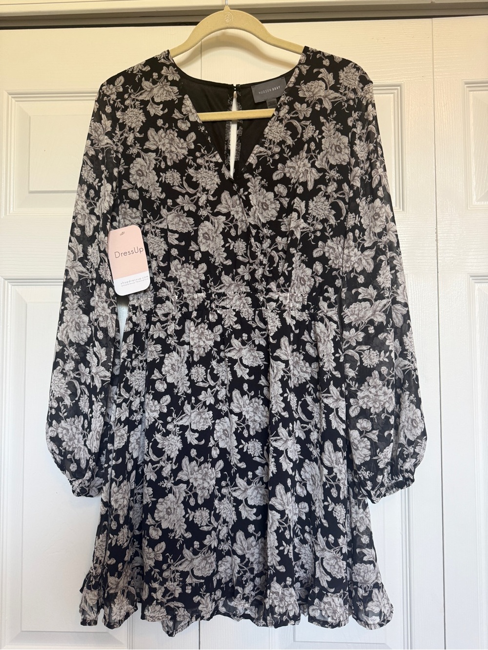 Black & White Floral V-Neck Long Sleeve Dress